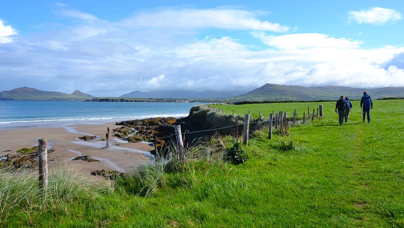 hiking with a hiking company in dingle irelamd